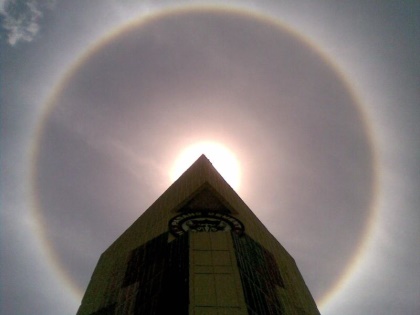 Halo di Gedung Pusat Semen Padang Tahun 2009 – wikipedia.com
