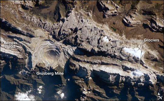 Tambang Grasberg (Papua) Dilihat dari Luar Angkasa – wikimedia.org