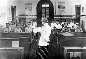 Bp. Soerjoadipoetro tengah mengajar di Taman Siswa Bandung - commons.wikimedia.org