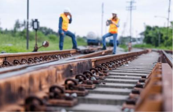 Pemasangan rel kereta api yang renggang sebelum pemuaian