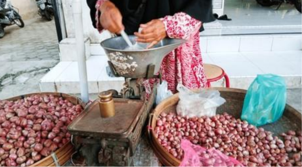Penggunaan timbangan tradisional di pasar